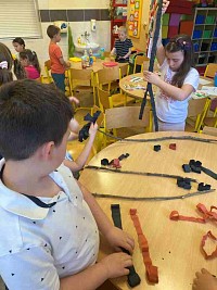 ŠD - výroba čarodějnických košťátek - obrázek číslo: 3