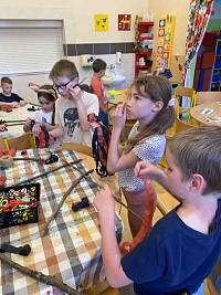 ŠD - výroba čarodějnických košťátek - obrázek číslo: 6