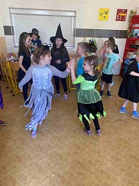 ŠD - čarodějnické odpoledne v lese a družině - obrázek číslo: 9