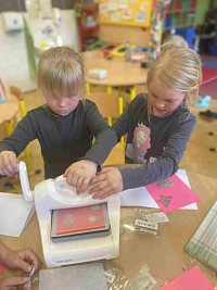 ŠD - přání pro maminku - práce s embosovacím strojem - obrázek číslo: 10