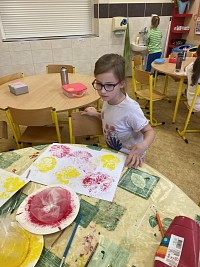 ŠD - malba květin - sáček + tempera - obrázek číslo: 6