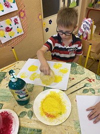 ŠD - malba květin - sáček + tempera - obrázek číslo: 7