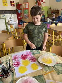 ŠD - malba květin - sáček + tempera - obrázek číslo: 15