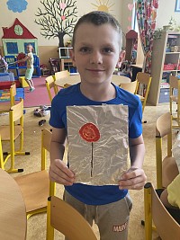 ŠD - tvoříme - alobal, tavná pistole, fixy - obrázek číslo: 5