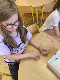 ŠD - korálkujeme přívěšek na aktovku - obrázek číslo: 6